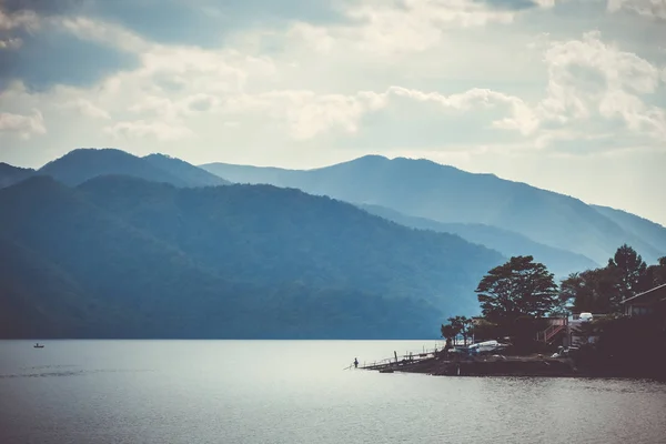 Pescador En El Lago Chuzenji En El Parque Nacional Nikko Japon Azul Muelle Stock Photo