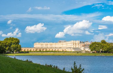 Versay Sarayı ve fırtınalı gökyüzü