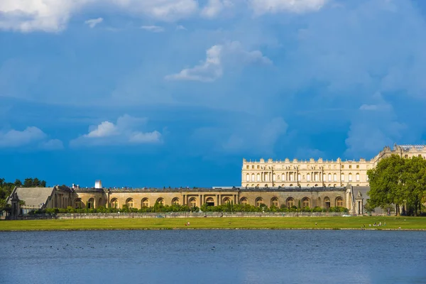 凡尔赛宫和暴风雨的天空 — 图库照片
