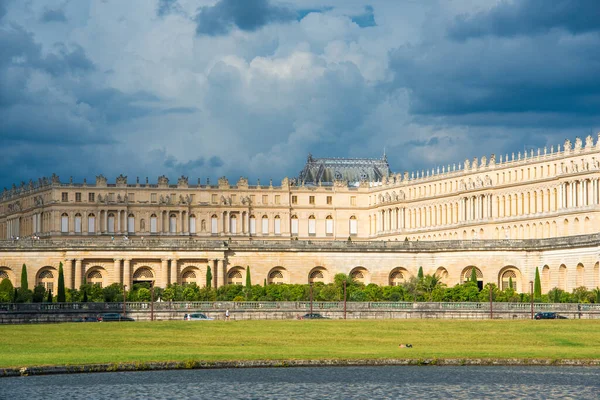 Istana Versailles Dan Langit Badai — Stok Foto