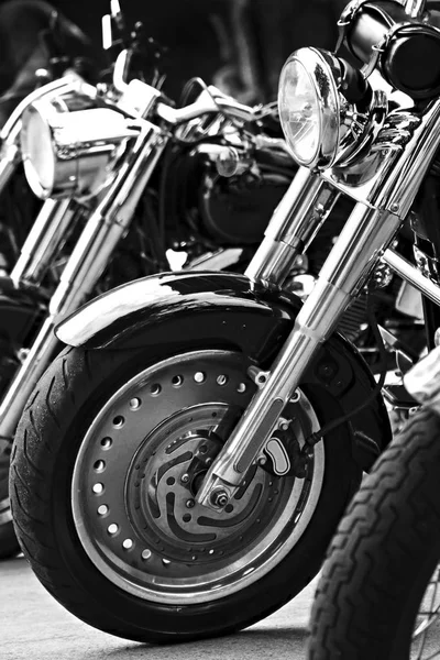 Motos Groupe Garées Ensemble Extérieur Photographie Noir Blanc — Photo