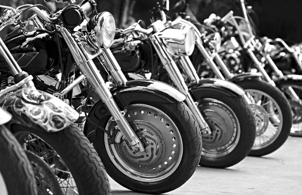 Motos Grupo Estacionadas Juntas Aire Libre Fotografía Blanco Negro —  Fotos de Stock