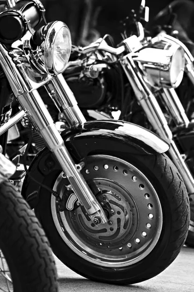 Motos Groupe Garées Ensemble Extérieur Photographie Noir Blanc — Photo