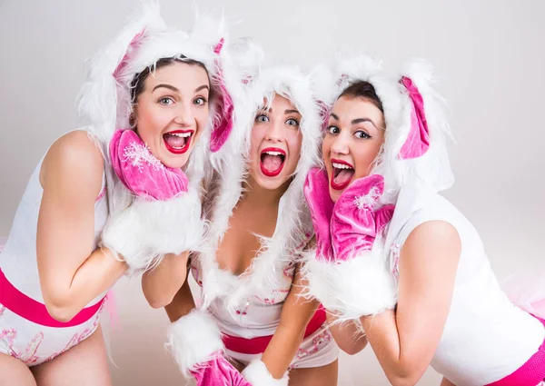 Grupo de meninas felizes vestidas com trajes de coelho — Fotografia de Stock