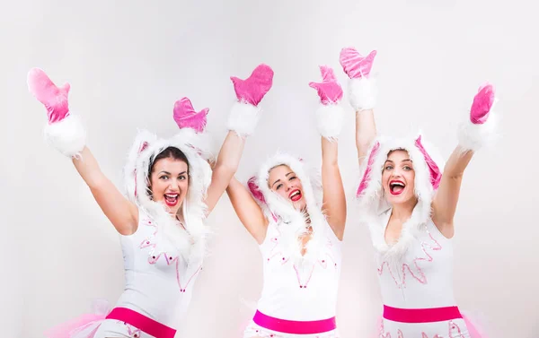 Grupo de meninas bonitas se sentir animado levantando as mãos — Fotografia de Stock