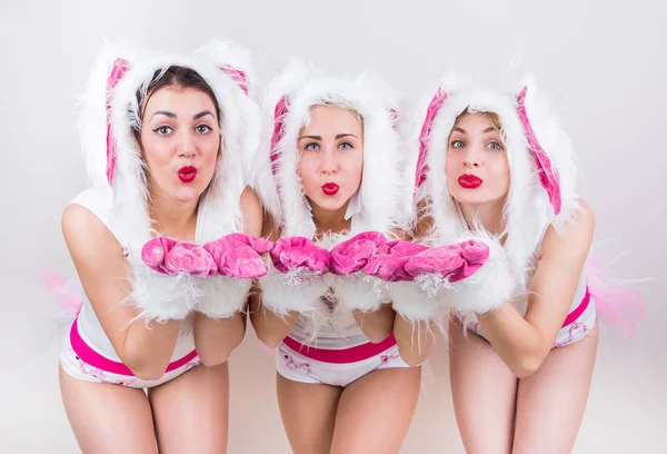 Grupo de meninas bonitas em traje de coelho enviar beijo colocando as mãos para a frente — Fotografia de Stock