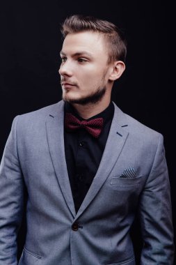 Başarı adam gri ceketli sağda koyu arka planı arıyorum