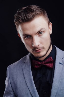 Ciddi erkek siyah arka plan üzerine dört gözle