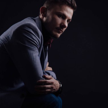 Bu dört gözle arka plan siyah erkek yan görünüm