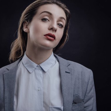 Güzellik moda portre sevimli Bayan gri ceket ve beyaz gömlek