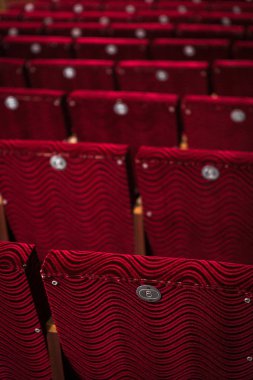 Tiyatroda kırmızı sandalye
