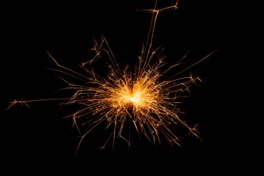 Siyah arka planda yılbaşı maytapları