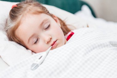 Ağzına bir termometre ile hasta kıza uyur