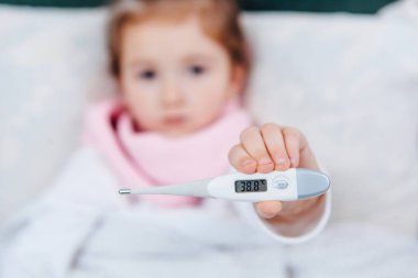 Hasta çocuk onun yüksek temperaturee gösterilen