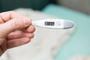 Dijital termometre holding erkek eller