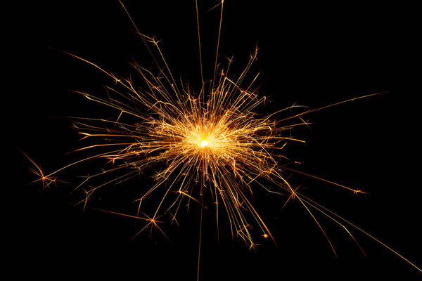 Рождественская искра на черном фоне