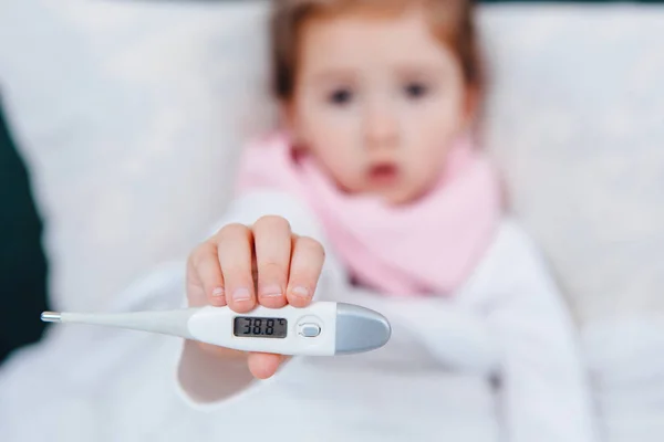 Sick child showing her high temperaturee — Stock Photo, Image