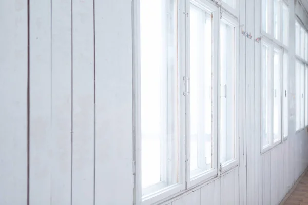 Parede de madeira branca com janelas velhas Imagens Royalty-Free
