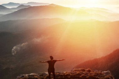 Adam dağın zirvesinde. Gezi kavramı.