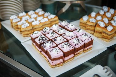 Bir tepsi üzerinde sabah ekmek yapım ürünleri