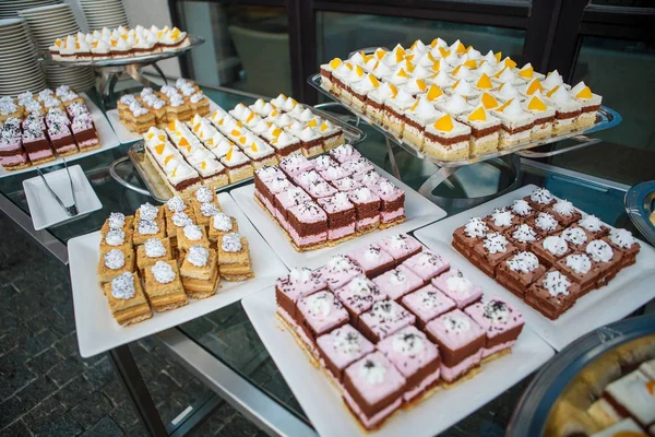 Productos de panadería de la mañana en una bandeja — Foto de Stock