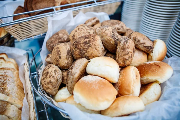 Produits de boulangerie du matin sur un plateau — Photo