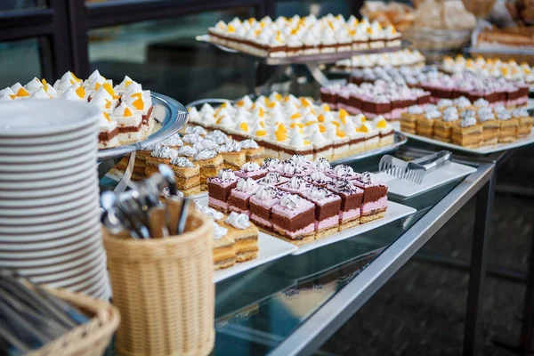 Produtos de padaria de manhã em uma bandeja — Fotografia de Stock