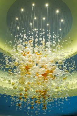 Top şeklinde soyut avize