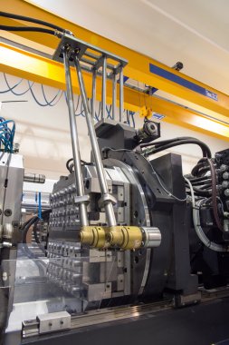 Enjeksiyon kalıplama makineleri geniş bir fabrikada