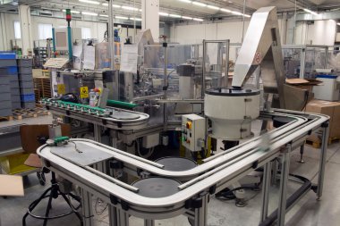Endüstriyel Otomasyon: otomatik hatları ve robotik