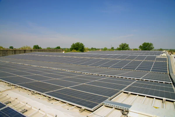 Células solares en el techo de una fábrica — Foto de Stock