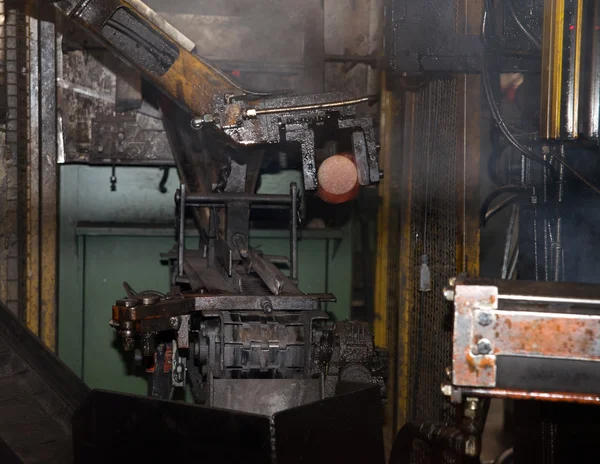 Atelier - Presse à former les métaux, industrie italienne — Photo