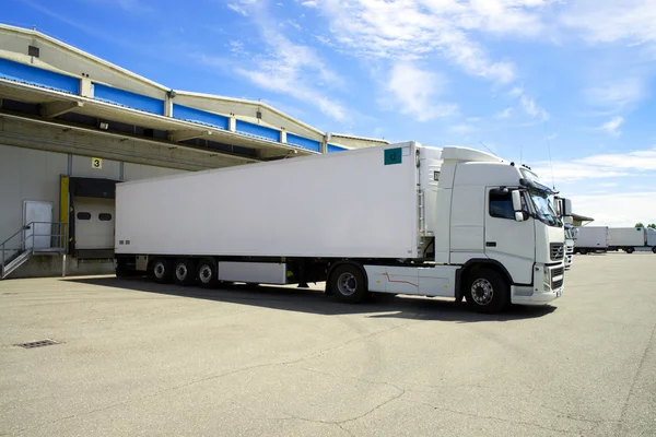 Large cold warehouse (Refrigerated trucks) — Stock Photo, Image