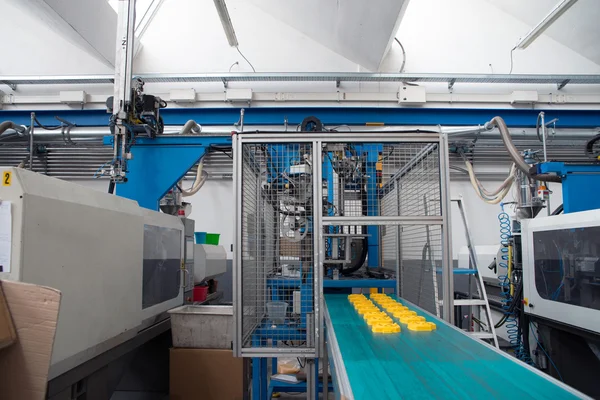 Máquinas de moldagem por injeção em uma grande fábrica — Fotografia de Stock
