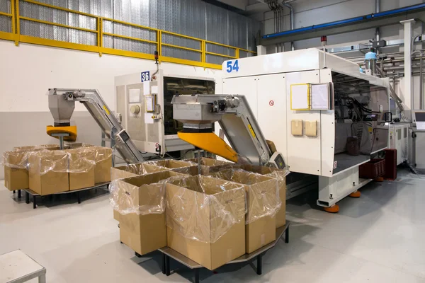 Spuitgieten machines in een grote fabriek — Stockfoto