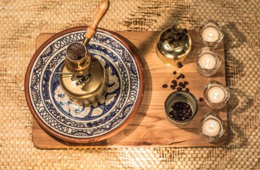 Türk cezve kaynar. Kahve bira ve içme töreni.