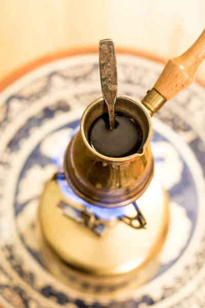 Kawa po turecku garnek gotowanie. Kawy parzenia i picia ceremonii. — Zdjęcie stockowe