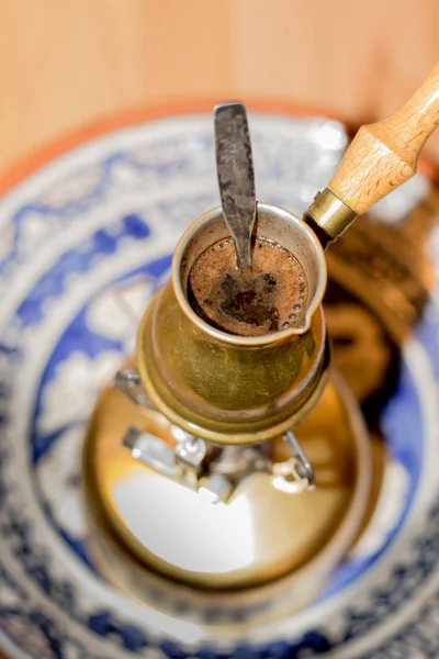 Kawa po turecku garnek gotowanie. Kawy parzenia i picia ceremonii. — Zdjęcie stockowe
