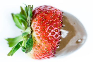 beyaz zemin üzerine çikolata çilek