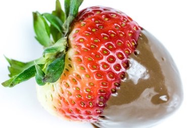 beyaz zemin üzerine çikolata çilek