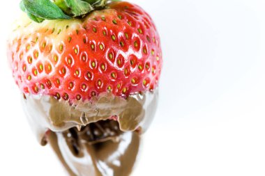 beyaz zemin üzerine çikolata çilek