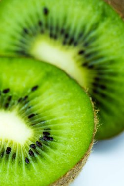 Dilimlenmiş sulu kivi.