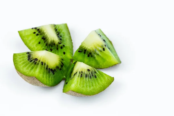 Saftiga kiwifrukt skivad på vit — Stockfoto