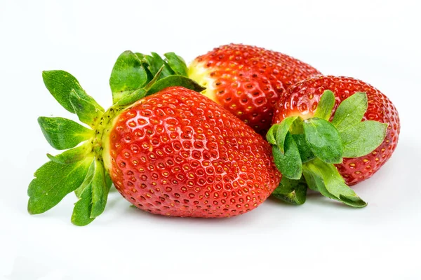 Moden jordbær på hvid baggrund. - Stock-foto