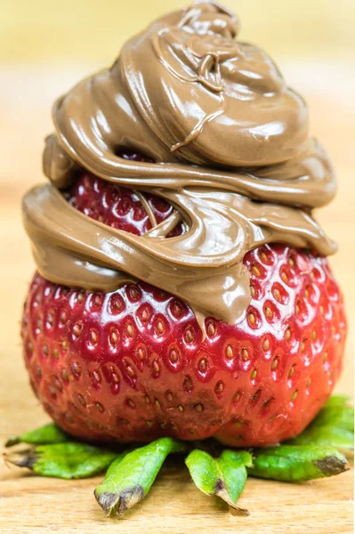 Close up of strawberry covered in chocolate spread. — Stock Photo, Image