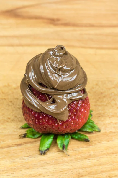 Close up of strawberry covered in chocolate spread. — Stock Photo, Image