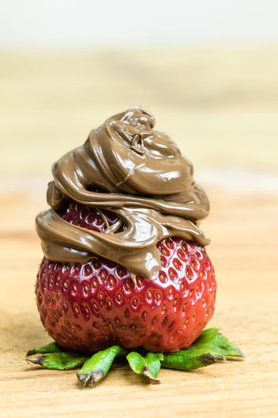 Close up of strawberry covered in chocolate spread. — Stock Photo, Image