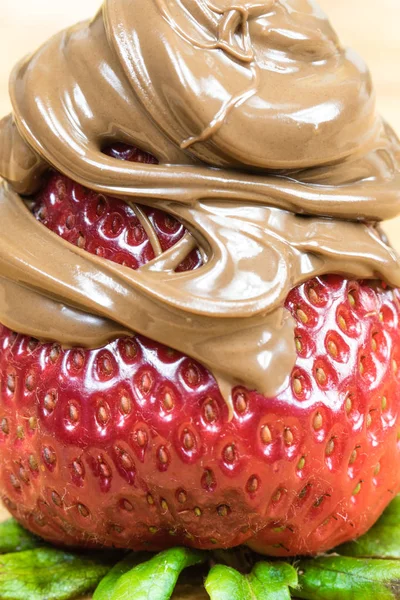 Close up af jordbær dækket af chokolade spredning . - Stock-foto