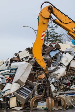 Metal geri dönüşüm yard. Güçlü mekanik grabbyng kol.