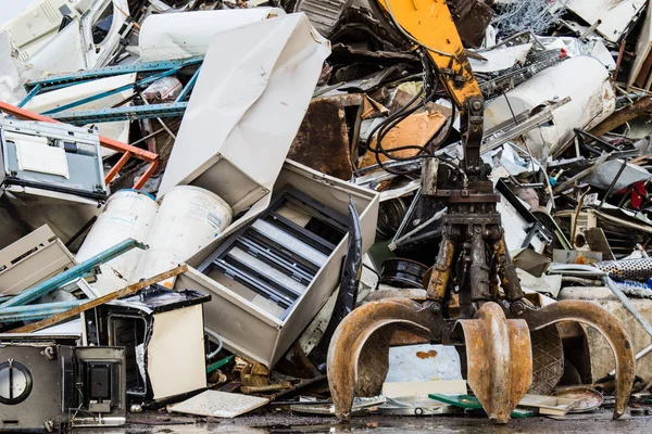 Fém újrafeldolgozási udvarban. Erős mechanikus grabbyng kar. — Stock Fotó